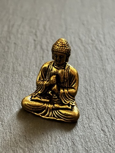 Sitzender buddha aus - sitzender, messing